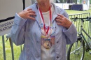 Ewa Chrobok prezentuje srebrny medal w pływaniu